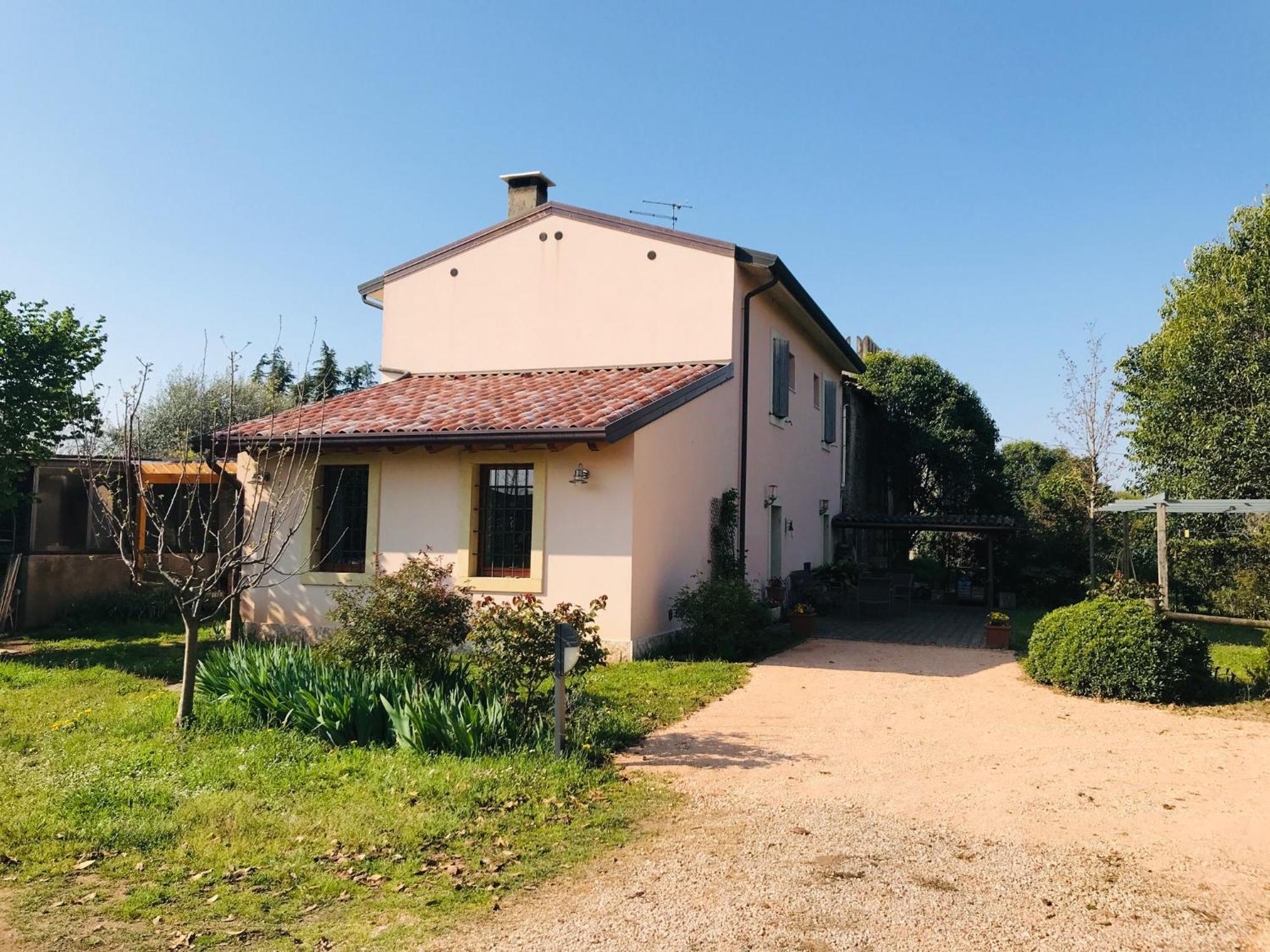 Una Casa Di Campagna Dossobuono Exterior photo